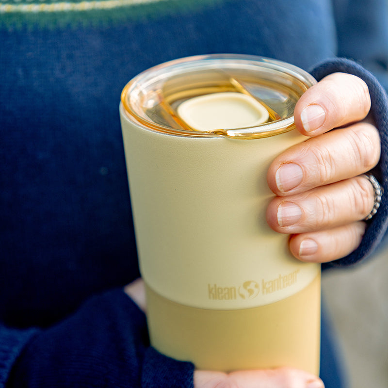 daily-on-the-go-set-o3 16oz_rise_tumbler_wax_yellow_closeup_hand_lid_square.jpg