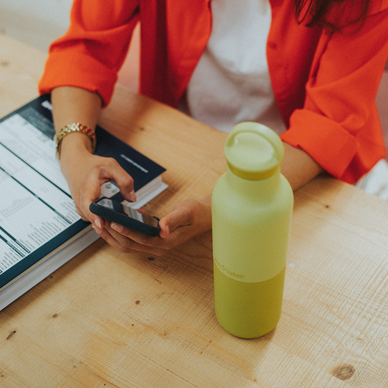 20oz-rise-classic-with-arch-loop-cap-e3 20oz_rise_classic_insulated_bottle_acacia_worker_phone_square.jpg