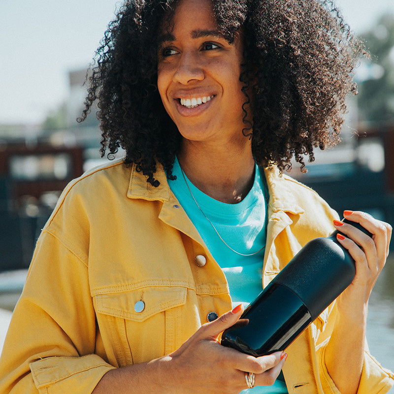 20oz-rise-classic-with-arch-loop-cap-e3 20oz_rise_classic_insulated_bottle_black_woman_smile_square.jpg
